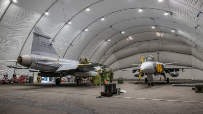Fredag 4 oktober anlände de 6 svenska Jas 39 Gripen till Rissala Air Base i Kuopio för att delta i den finska försvarsövningen Ruska 19. Dagen bjöd på kraftiga vidar och snöblandat regn. 