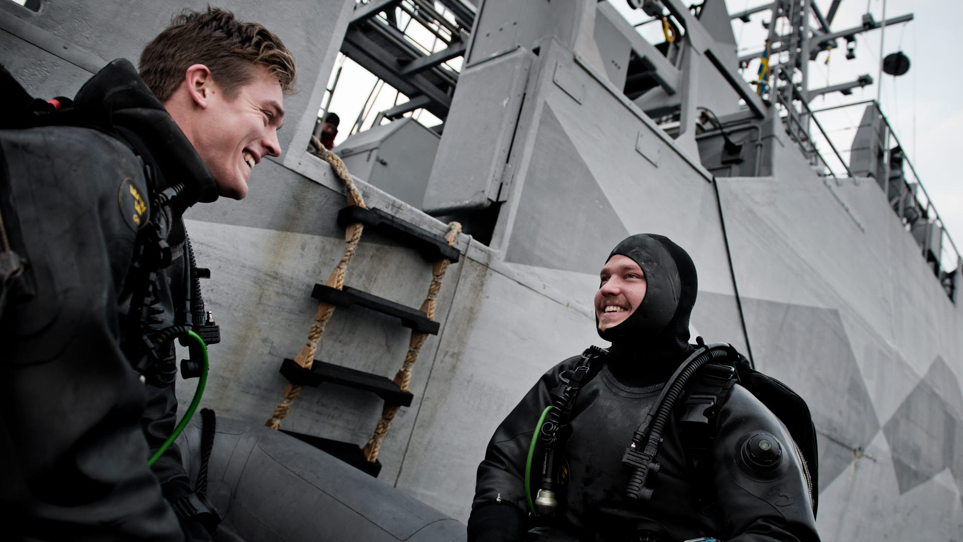 KARLSKRONA 20141204

Röjdykare ur 33. Minröjningsdivisionen på HMS Sturkö. 
HMS Sturkö HMS Sturkö, M14, är ett minröjningsfartyg av Spåröklass. Bemanningen består av nio officerare, fyra sjömän och fyra röjdykare.
33. Minröjningsdivisionen tillhör Tredje sjöstridsflottiljen som är ett svenskt marint insatsförband inom Försvarsmakten. Förbandets stab är förlagt till Karlskrona i Blekinge.
