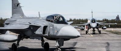 JAS 39 Gripen taxar in efter landning på Luleå flygplats under övningen ACE 17.