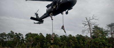 Operatörer från Särskilda operationsgruppen (SOG) under Fast Rope Insertion från helikopter 16, Blackhawk. Specialförband.