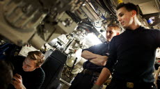 KARLSKRONA 20131029. Personal anställd på Förta ubåtsflottiljen/HMS Halland visar och berättar om sina yrken och tjänster. 
Försvarsmaktens ubåtar och deras besättningar är samlade hos Första ubåtsflottiljen i Karlskrona. Ubåtarna är högteknologiska. Med hjälp av sonarsystem och annan avancerad utrustning kan de övervaka stora havsområden över och under ytan. Ubåtarna är därför effektiva vid underrättelseinhämtning vid insatser till sjöss. Kraftiga torpeder gör att ubåtarna dessutom kan försvara sig mot både stridsfartyg och andra ubåtar.

Foto: Johan Lundahl / Combat Camera / Försvarsmakten