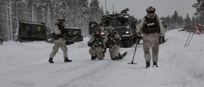 Vintersol 2016 fortsätter. Efter lördagens inledande anfall upp mot Brännberg och Åkerholmen vände övningsspelet och på söndagförmiddagen var det dags för 42:a mekaniserade bataljonen ur Skaraborgs regemente att anfalla tillsammans med 212:e ingenjörskompaniet ur Göta ingenjörregemente. 
