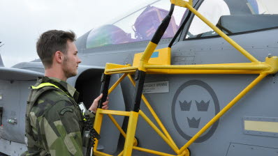 FVÖ 16. Ronneby flygbas.  22:a flygunderhållskompaniet betjänar 172:a stridsflygdivisionen. På bild Lukas Wannberg.