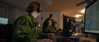 Värnpliktiga luftbevakare (officersförberedande utb) i Stril-simulatorn i Uppsala.