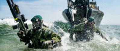 Amfibiesoldater landstiger från stridsbåt på Ravlunda skjutfält. BALTOPS är en årligt återkommande övning. I år är syftet att träna svenska styrkor att samöva med andra nationer. Centralt i övningen är en landstigningsoperation på Ravlunda skjutfält.