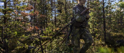 Övning "Vigilant Knife" i Finland.
Jägar förstärkningssoldat från 13:e jägar förstärkningsplutonen förbättrar maskeringen vid skvadronens ledningsplats.