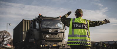 Transportsoldater från Trängregementet gör att all transport och avlastning flyter på utan krångel.