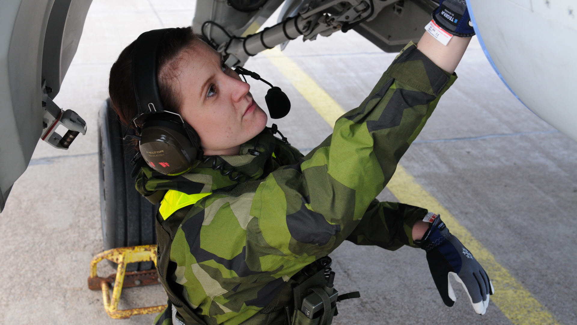160223. Delar från F 21 har ombaserat till LSS för att flyga därifrån. På bild: Elin Redmo, flygtekniker vid 31:a flygunderhållskompaniet.