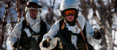 20100312 Sgt Anna Norén Combat Camera.Kadetter från Militärhögskolan Karlberg under vinterutbildning i fjällterräng. Kursen genomfördes strax nordväst om Kvikkjokk i Lappland. ..