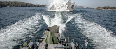 Bevakningsbåtkompaniet från Amf1 i Göteborg övar sjunkbombfällning på Mysingen i Stockholms södra skärgård. Övningen avbryts efter endast två genomföranden då två sjunkbomber inte detonerar.