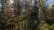 Övning "Vigilant Knife" i Finland.
Jägar förstärkningssoldat från 13:e jägar förstärkningsplutonen förbättrar maskeringen vid skvadronens ledningsplats.
