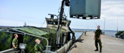 20110519 Berga

Specialistofficer Försörjning ur underhållskompaniet på Amfibieregementet.
Underhållskompaniet är ett logistikförband som kan lösa en mängd olika uppgifter. Kompaniet transporterar sig med stridsbåtar, fartyg samt med landgående fordon eller till fots.
Amfibieförband verkar där vatten möter land och fungerar som länken mellan sjö- och arméstridskrafter.
