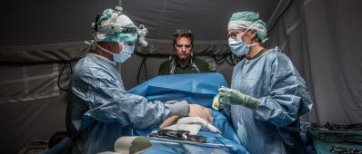 Sjukvårdsövning, anestesiläkare och kirurger under operation .