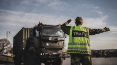 Transportsoldater från Trängregementet gör att all transport och avlastning flyter på utan krångel.