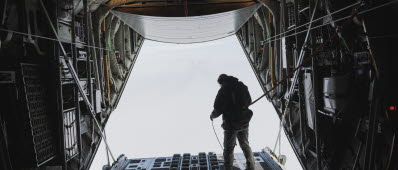 Specialförbandens fallskärmsskola har som huvuduppgift att stödja Försvarsmaktens specialförband och övriga insatsförband med utbildning i fallskärmstjänst, luftburen försörjning samt upprättande av temporära landningszoner.