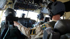 Befälhavare, styrman och flygmaskinist på flight deck i Tp84 (C-130) Hercules.
