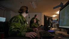 Värnpliktiga luftbevakare (officersförberedande utb) i Stril-simulatorn i Uppsala.