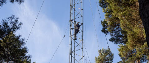 Värnpliktiga radiolänksoldater klättrar i den 42 meter höga fackverksmasten.