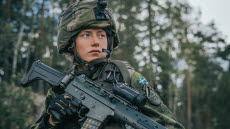 Kvinnlig soldat från Telekrigbataljonen inväntar order från gruppchef.