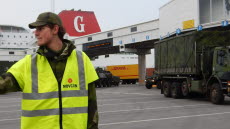 Trängregementets Movcon-pluton, transportsamordningspluton, i Visby hamn. 170 fordon från Lv 6 lastas av färjan i Visby hamn.