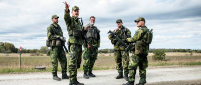 Soldater genomför gruppbefälsutbildning på Ledningsregementet, Enköping.
