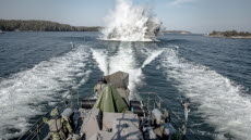 Bevakningsbåtkompaniet från Amf1 i Göteborg övar sjunkbombfällning på Mysingen i Stockholms södra skärgård. Övningen avbryts efter endast två genomföranden då två sjunkbomber inte detonerar.