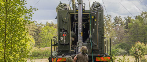 Sambandssoldater upprättar ledningsplats