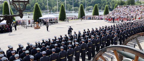 Examen för Försvarshögskolans officersprogram på Militärhögskolan Karlberg framför Karlbergs slott för 229:e kursen. Kadetterna är i och med detta fänrikar.