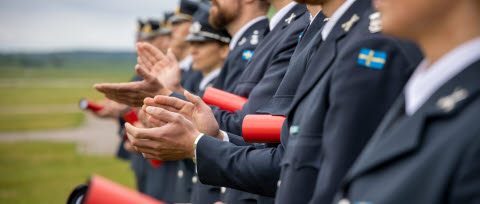 Applåder under examensceremonin för ROU 21-22 på MHS H.