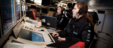 KARLSKRONA 20130208

Signalspaningsoperatör ombord HMS Nyköping.
Tredje sjöstridsflottiljen är ett insatsförband i den svenska marinen. Flottiljen har förmåga att kontrollera havsområden, sjövägar och sjöfart, genomföra insatser på och under ytan samt röja minor i hamnområden, kustnära farvatten och på öppet hav.
Tredje sjöstridsflottiljen ligger belägen vid Örlogshamnen i Karlskrona och är tillhör Karlskrona garnison.

Foto: Jimmy Croona / Combat Camera / Försvarsmakten