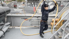 En arbetsdag på HMS Kullen. Före losskastning kopplas landströmmen ur och elförsörjningen kopplas över till fartygets hjälpmaskineri. El ombord ansvarar maskinavdelningen för.