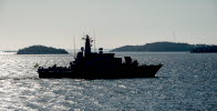 Besättning på HMS Trossö övar skyddstjänst och bogsering under en dagstur på Hårsfjärden.
