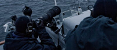 20141023, OPERATION ÃRNEN.

Utkikspersonal frÃ¥n HMS Stockholm spanar efter mÃ¶jlig undervattensfarkost. 
Personalen Ã¤r redo att dokumentera eventuell observation med olika kamerasystem.

Foto: Alexander Gustavsson/Combat Camera/FÃ¶rsvarsmakten
BILDEN ÃR FRI FÃR PUBLICERING ELLER VISNING UNDER FÃRUTSÃTTNING ATT FULLSTÃNDIG FOTOBYLINE ANGES