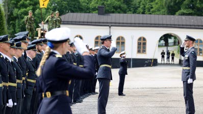 Bild från examensceremoni för officersprogrammet och Sofu, särskild officersutbildning som hölls framför Militärhögskolan och Karlbergs slott. Försvarshögskolan och FHS.